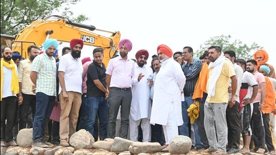 Punjab water resources minister Chetan Singh Jauramajra inspecting the Tiwana bandh at Ghaggar in Mohali. (HT Photo)