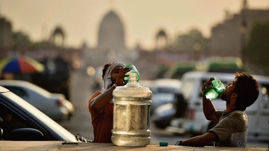 From distributing buttermilk and gamochas to street workers, to feeding stray animals, Delhiites are stepping out to do their bit, come rain or shine. (Photo: HT (For representational purposes))