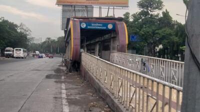 Commuters are demanding BRTS bus stops to be dismantled as they are encroaching road space. (MAHENDRA KOLHE/HT) Commuters are demanding BRTS bus stops to be dismantled as they are encroaching road space. (MAHENDRA KOLHE/HT)