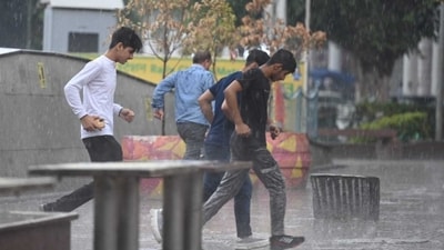 Rain lashed parts of national capital, bringing much needed relief from the intense heatwave sweeping the Delhi-National Capital Region (NCR). (Sanjeev Verma/HT Photo)