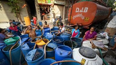People line up to get their fill of water from a tanker at Baljeet Nagar. (Sanchit Khanna/HT Photo)
