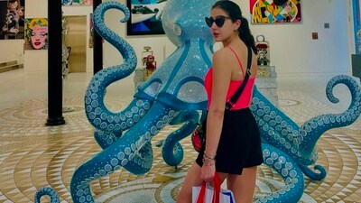 She also shared pictures of her holding shopping bags while visiting art galleries in New York, which included this cool sculpture. She also shared pictures of her holding shopping bags while visiting art galleries in New York, which included this cool sculpture.