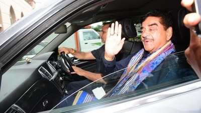 Shatrughan looked ecstatic as he was clicked arriving at the venue in Bandra with his wife Poonam. He opted for a blue kurta. 