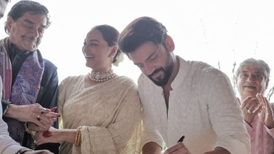 Shatrughan Sinha was a proud papa as Sonakshi held his hand through the ceremony, especially while signing the marriage certificate. 
