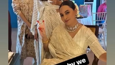 Sonakshi was a radiant bride in an ivory saree. She kept it simple with fresh flowers, apart from diamond and pearl jewellery. 