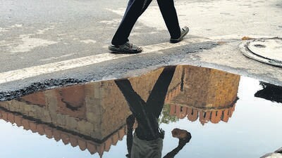 The dirty water is reflecting the centuries-old Dilli Gate. (HT Photo) The dirty water is reflecting the centuries-old Dilli Gate. (HT Photo)