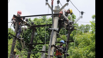 The distribution corporations have not directly proposed a rate increase, but have opted for alternative methods to introduce a 40% hike in overall power bill. (FOR REPRESENTATION) The distribution corporations have not directly proposed a rate increase, but have opted for alternative methods to introduce a 40% hike in overall power bill. (FOR REPRESENTATION)