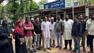 The victims filed a complaint against the frauds at the Mumbra Police station on Sunday. (praful gangurde/ht photo) The victims filed a complaint against the frauds at the Mumbra Police station on Sunday. (praful gangurde/ht photo)