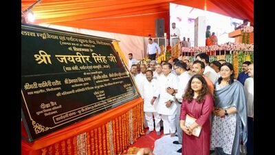 Tourism minister Jaiveer Singh laid the foundation stone for a glass museum and tourism information center at Firozabad on Sunday. (HT photo) Tourism minister Jaiveer Singh laid the foundation stone for a glass museum and tourism information center at Firozabad on Sunday. (HT photo)