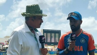 Hardik Pandya (R) talks to Ravi Shastri (ICC) Hardik Pandya (R) talks to Ravi Shastri (ICC)