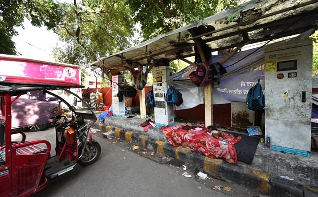 EV station near Gole Market has turned into a homeless shelter. (Arvind Yadav/HT Photo)