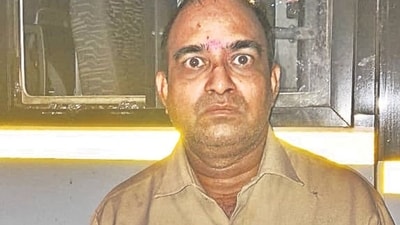 BEST driver assaulted for not stopping packed bus at Kalanagar stand BEST driver assaulted for not stopping packed bus at Kalanagar stand