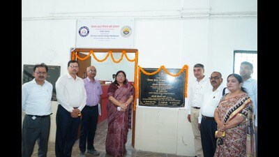 DDU vice chancellor Poonam Tandon with her team in Gorakhpur. (HT) DDU vice chancellor Poonam Tandon with her team in Gorakhpur. (HT)