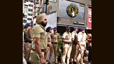 Eight persons were arrested and four police personnel were suspended after L3 was found operating beyond permissible time limits in the city. (MAHENDRA KOLHE/ HT PHOTO) Eight persons were arrested and four police personnel were suspended after L3 was found operating beyond permissible time limits in the city. (MAHENDRA KOLHE/ HT PHOTO)