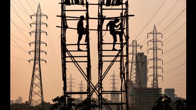 FILE PHOTO: Labourers work next to electricity pylons in Mumbai, India, October 13, 2021. REUTERS/Francis Mascarenhas/File Photo (REUTERS) FILE PHOTO: Labourers work next to electricity pylons in Mumbai, India, October 13, 2021. REUTERS/Francis Mascarenhas/File Photo (REUTERS)
