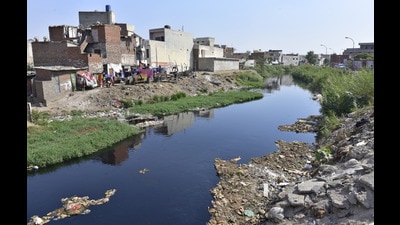 Officials were told to submit a report to the commissioner within a fortnight and clear encroachments along the Buddha Nullah’s banks. (HT File) Officials were told to submit a report to the commissioner within a fortnight and clear encroachments along the Buddha Nullah’s banks. (HT File)