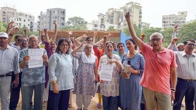 Residents protest against liquor vend allotment adjacent to a residential society in Sector-43 near Gold Souk Mall on Monday. (Parveen Kumar/HT PHOTO) Residents protest against liquor vend allotment adjacent to a residential society in Sector-43 near Gold Souk Mall on Monday. (Parveen Kumar/HT PHOTO)