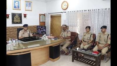 Tarun Gaba meeting police officials in Prayagraj after taking over as the police commissioner (HT Photo)