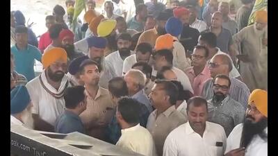 Unruly scenes were witnessed at the Shambhu border on Sunday when some traders from Ambala, led by Wholesale Cloth Merchants’ Association chief Vishal Batra, reached the protest site asking farmer unions to vacate the highway, following which both the groups entered into heated arguments. Unruly scenes were witnessed at the Shambhu border on Sunday when some traders from Ambala, led by Wholesale Cloth Merchants’ Association chief Vishal Batra, reached the protest site asking farmer unions to vacate the highway, following which both the groups entered into heated arguments.