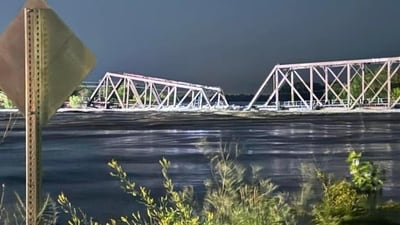 Train bridge collapses into the Big Sioux River in North Sioux City in Iowa, US (@LiveStormChaser) Train bridge collapses into the Big Sioux River in North Sioux City in Iowa, US (@LiveStormChaser)