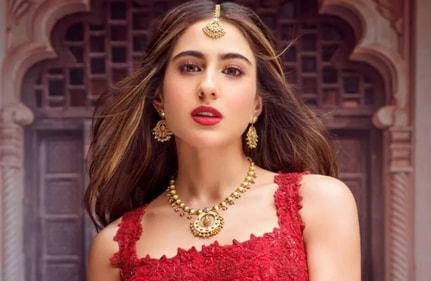 Sara Ali Khan rocked red lips with a nude and subtle makeup. (Pinterest)