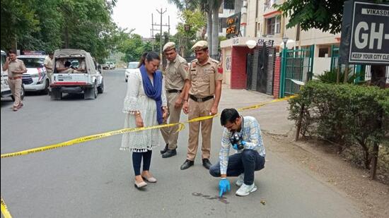 A forensic team at the encounter site at Sector 20, Panchkula, on Monday. (Sant Arora/HT)