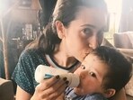 Karisma Kapoor feeding milk to Jeh Karisma Kapoor feeding milk to Jeh