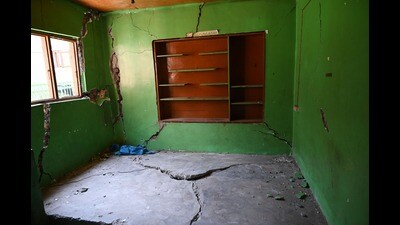 A house which was damaged due to land subsidence in Rainawari area in Srinagar. (HT PHOTO) A house which was damaged due to land subsidence in Rainawari area in Srinagar. (HT PHOTO)