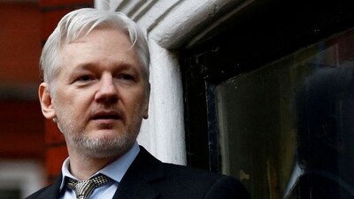 FILE PHOTO: WikiLeaks founder Julian Assange makes a speech from the balcony of the Ecuadorian Embassy in central London, Britain February 5, 2016.  REUTERS/Peter Nicholls/File Photo (REUTERS)