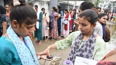 Candidates who had registered for the Bihar BEd CET 2024 exam are seeing verifying their biometrics at the allotted exam centres (Santosh Kumar) Candidates who had registered for the Bihar BEd CET 2024 exam are seeing verifying their biometrics at the allotted exam centres (Santosh Kumar)