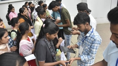 Officials at the exam centres were seen checking the biometrics of students who had assembled to appear for Bihar BEd CET 2024 exam in Patna (Santosh Kumar) Officials at the exam centres were seen checking the biometrics of students who had assembled to appear for Bihar BEd CET 2024 exam in Patna (Santosh Kumar)
