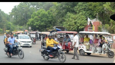 E-rickshaws plying on a road in Prayagraj. (HT) E-rickshaws plying on a road in Prayagraj. (HT)