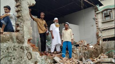 MCD said the outer boundary wall of the mosque complex was encroaching on park land. (HT) MCD said the outer boundary wall of the mosque complex was encroaching on park land. (HT)
