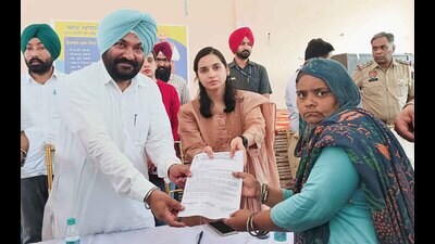 MLA Jiwan Singh Sangowal and DC Sakshi Sawhney interacting with beneficiaries during Sarkar Tuhade Dwar, in Ludhiana, on Tuesday. (HT Photo) MLA Jiwan Singh Sangowal and DC Sakshi Sawhney interacting with beneficiaries during Sarkar Tuhade Dwar, in Ludhiana, on Tuesday. (HT Photo)