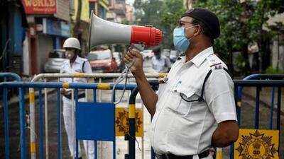 Police asked hawkers, who had set up makeshift stalls encroaching footpaths, to dismantle their stalls. (Representative Image) Police asked hawkers, who had set up makeshift stalls encroaching footpaths, to dismantle their stalls. (Representative Image)