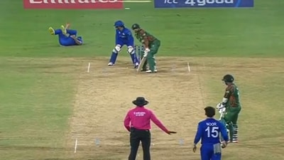 Gulbadin Naib fell to the ground suddenly in the 12th over Bangladesh's innings Gulbadin Naib fell to the ground suddenly in the 12th over Bangladesh's innings