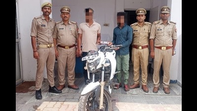 The chain snatchers in police custody (HT Photo) The chain snatchers in police custody (HT Photo)