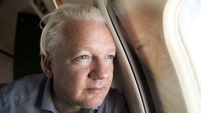 WikiLeaks founder Julian Assange looks out a plane window as he approaches Bangkok airport for layover, according to the post by Wikileaks on X, in this picture released to social media on June 25, 2024. Wikileaks via X/via REUTERS  THIS IMAGE HAS BEEN SUPPLIED BY A THIRD PARTY. MANDATORY CREDIT. NO RESALES. NO ARCHIVES.     TPX IMAGES OF THE DAY (Wikileaks via X via REUTERS)