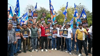 Workers and supporters of Youth Congress held a protest against the NEET paper leak at Agrasen Chowk near Government School (Boys) in Gurugram on Tuesday. (Parveen Kumar/HT PHOTO) Workers and supporters of Youth Congress held a protest against the NEET paper leak at Agrasen Chowk near Government School (Boys) in Gurugram on Tuesday. (Parveen Kumar/HT PHOTO)