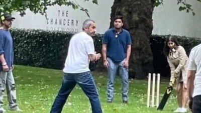 Shah Rukh Khan plays cricket with Suhana Khan and others in London Shah Rukh Khan plays cricket with Suhana Khan and others in London