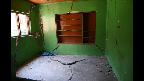A house which was damaged due to land subsidence in Rainawari area in Srinagar. (HT PHOTO)