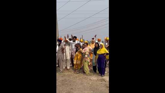 At least 12 people suffered injuries in a clash between representatives of the Shiromani Gurdwara Parbandhak Committee (SGPC) and Dera Mahant followers over a dispute over land at Bilaspur village in Doraha of Ludhiana district on Tuesday. Bricks and stones were thrown as both sides clashed. (HT Photo)