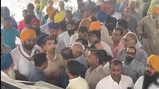 Unruly scenes were witnessed at the Shambhu border on Sunday when some traders from Ambala, led by Wholesale Cloth Merchants’ Association chief Vishal Batra, reached the protest site asking farmer unions to vacate the highway, following which both the groups entered into heated arguments. (HT Photo)