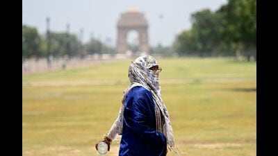 A woman with her face covered walks near the India Gate on a hot summer day during heatwave in New Delhi on June 17, 2024. (Photo by Money SHARMA / AFP) (AFP) A woman with her face covered walks near the India Gate on a hot summer day during heatwave in New Delhi on June 17, 2024. (Photo by Money SHARMA / AFP) (AFP)