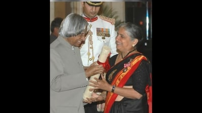 APJ Abdul Kalam presenting Padma Shri, India's fourth-highest civilian award, to Sudha Murty. (X/@SmtSudhaMurty)