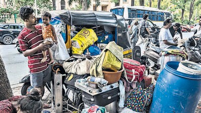 Around 100 families from the settlement still camp on the footpaths. (Hindustan Times) Around 100 families from the settlement still camp on the footpaths. (Hindustan Times)