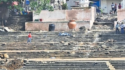 The damaged stairs of Banganga Tank. (Photo by Anshuman Poyrekar/ Hindustan Times) (Hindustan Times)