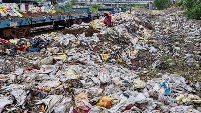 Mumbai, India - June 25, 2024: Garbage on the railway track near Ram Mandir station in Mumbai, India, on Tuesday, June 25, 2024. (Photo by Satish Bate/ Hindustan Times) (Hindustan Times) Mumbai, India - June 25, 2024: Garbage on the railway track near Ram Mandir station in Mumbai, India, on Tuesday, June 25, 2024. (Photo by Satish Bate/ Hindustan Times) (Hindustan Times)