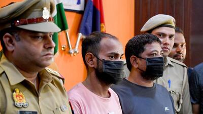 Noida police arrested two thieves of an interstate gang who used to break the windows of cars and steal electronic devices from student cars. (Sunil Ghosh/HT Photo) Noida police arrested two thieves of an interstate gang who used to break the windows of cars and steal electronic devices from student cars. (Sunil Ghosh/HT Photo)