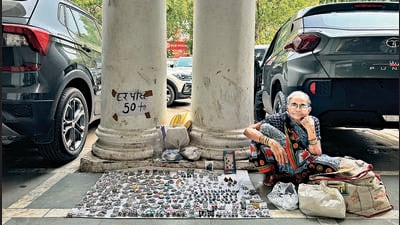 Rani with her wares in N Block, Outer Circle, Connaught Place. (HT Photo) Rani with her wares in N Block, Outer Circle, Connaught Place. (HT Photo)